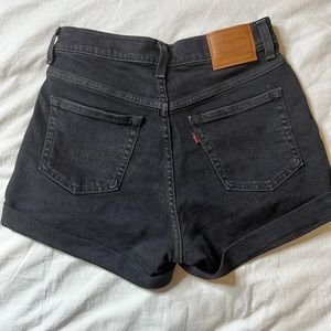 Levi’s Ribcage Cuffed Denim Short in black sz 26
